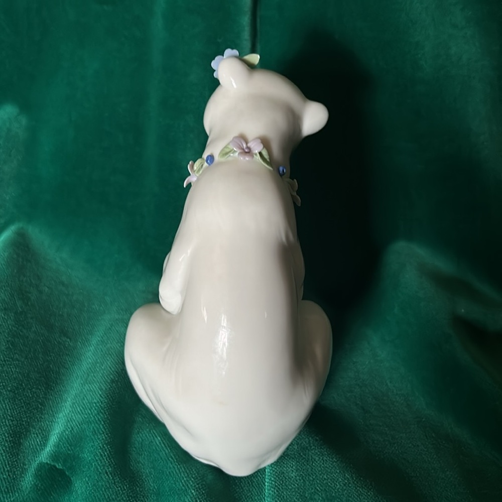 LLADRO RESTING POLAR BEAR WITH FLOWERS #6355-G - Picture 4 of 10